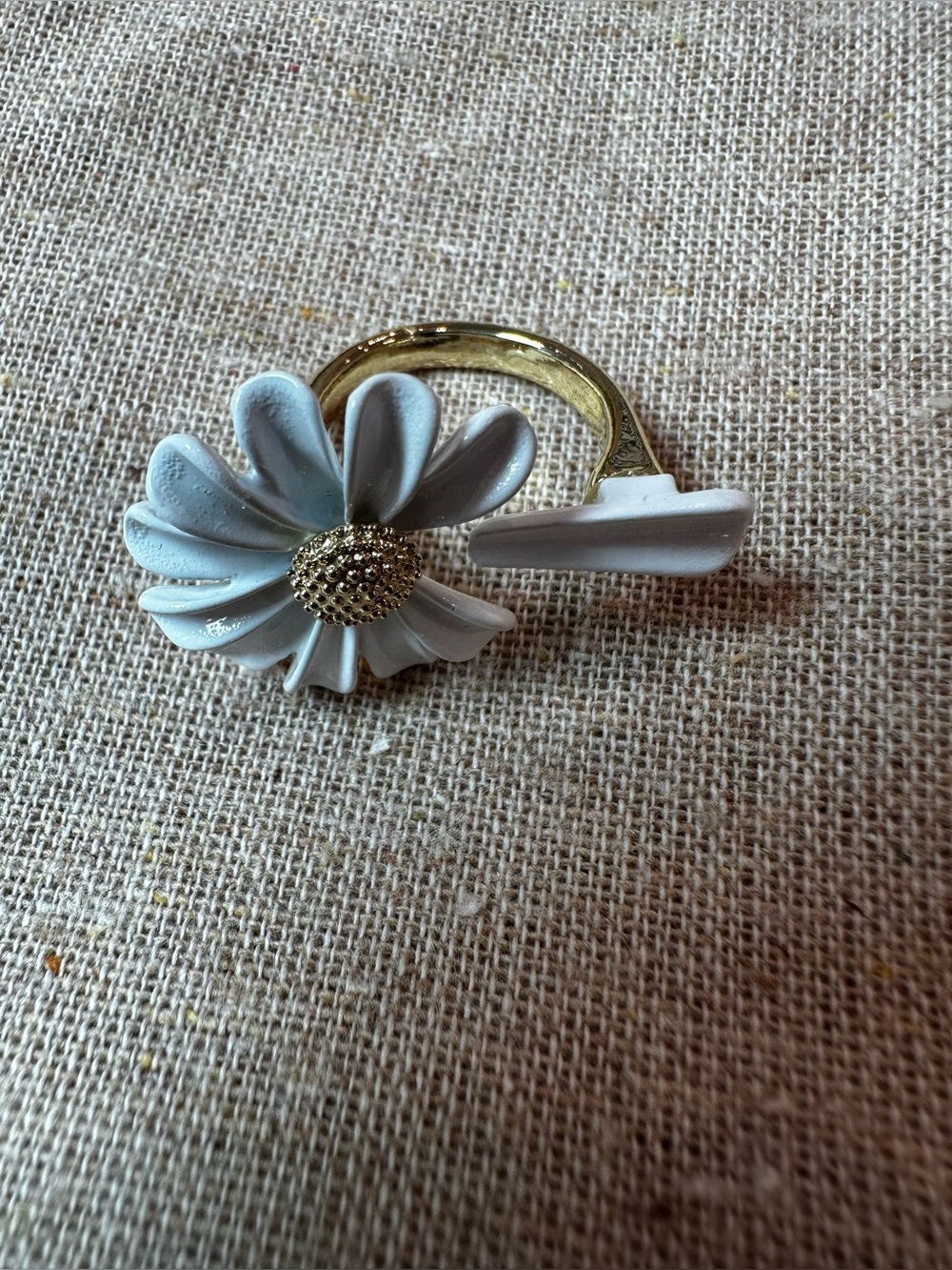 White Daisy Gold-Tone Ring – Floral Statement Ring